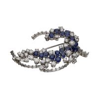 Broche en oro blanco con zafiros y brillantes.