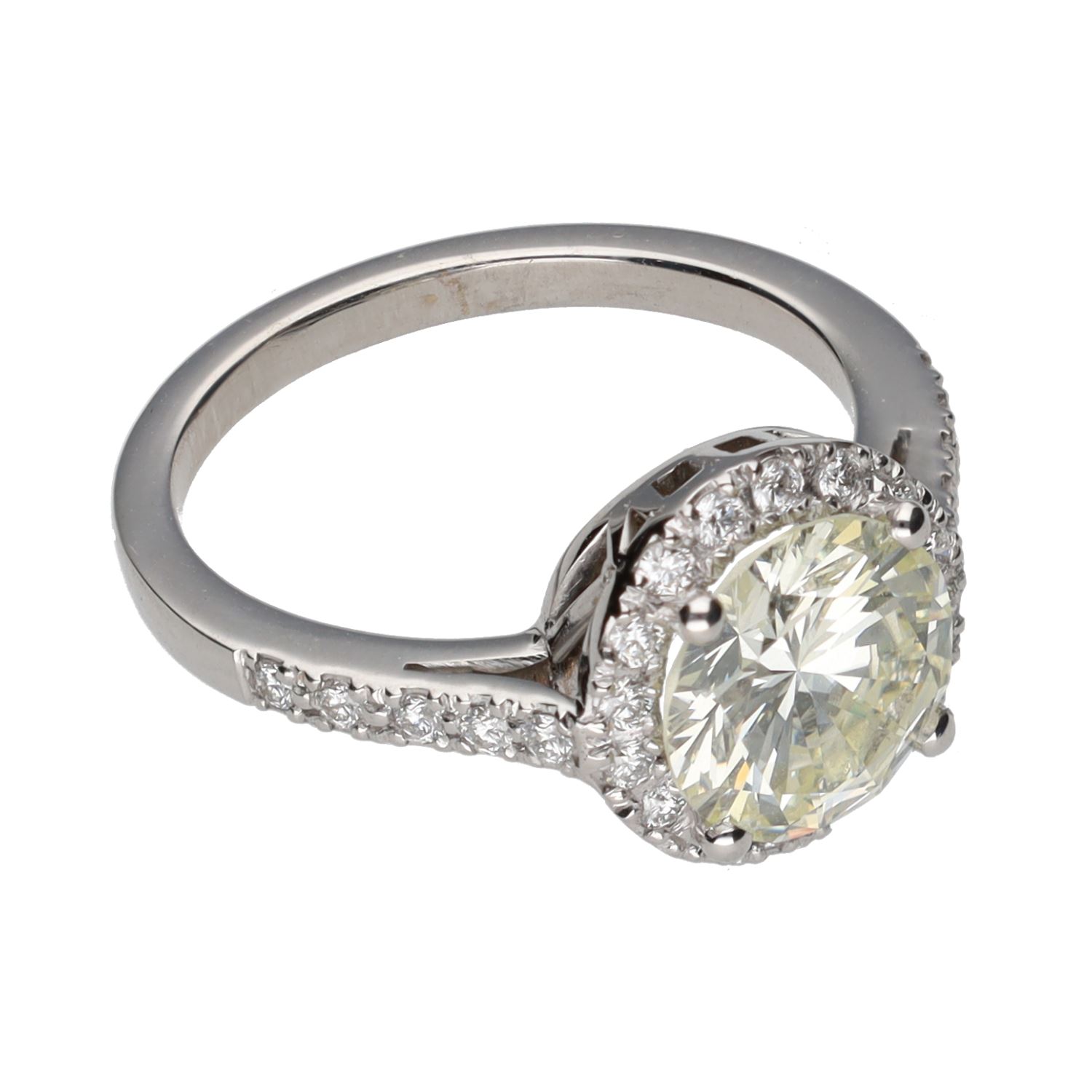 Solitario en oro blanco con brillante central y brillantes en orla y brazos. Talla 13.