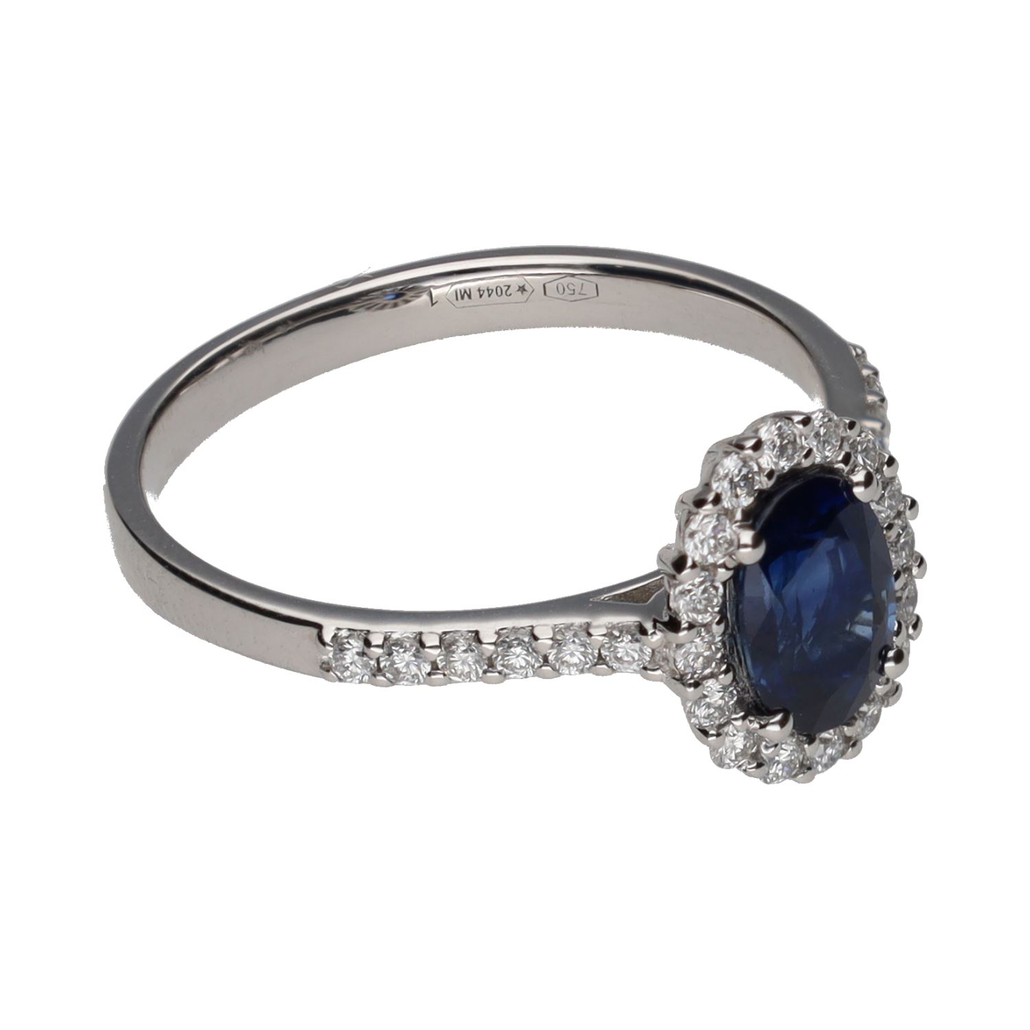 Sortija en oro blanco con zafiro central y brillantes en orla y brazos. Talla 15.