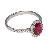 Sortija en oro blanco con rubí central y brillantes en orla y brazos. Talla 14.