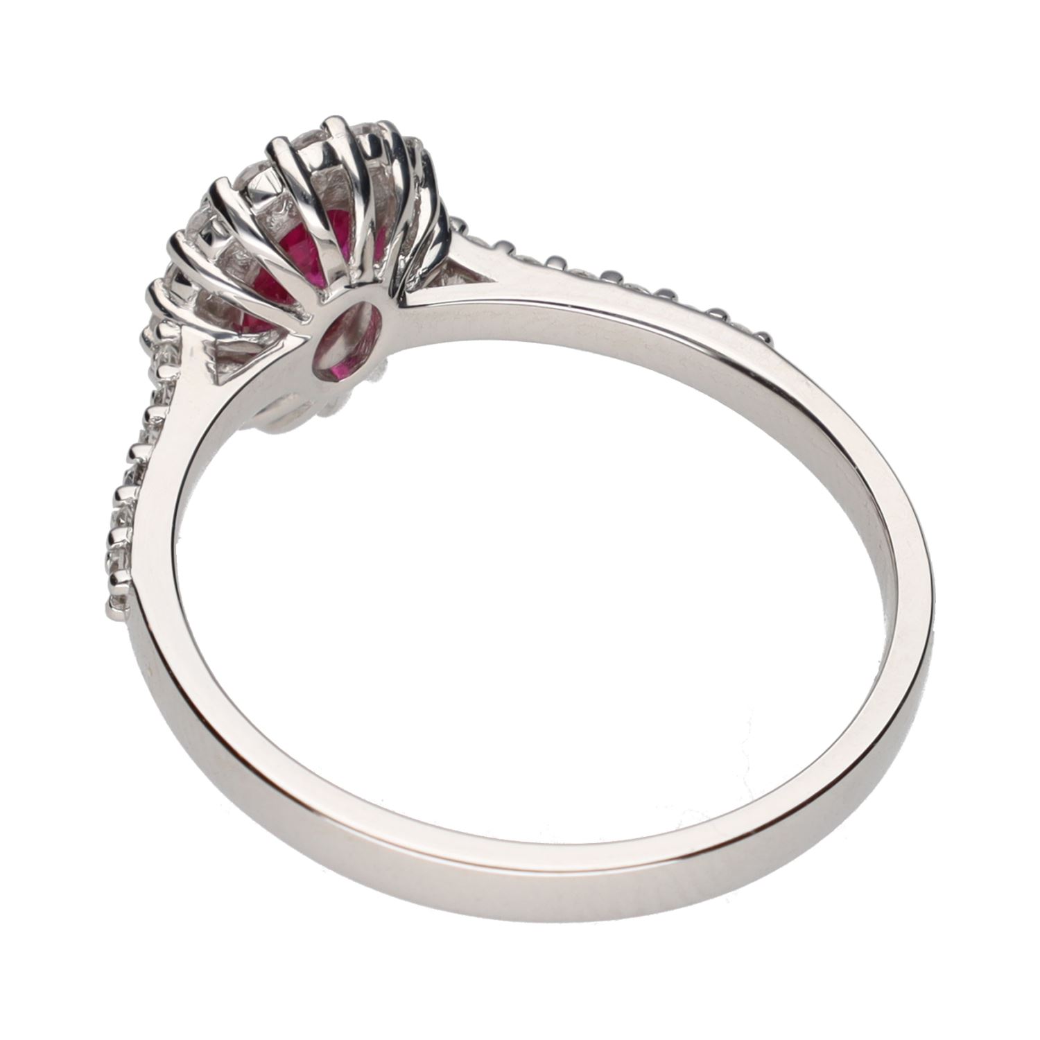 Sortija en oro blanco con rubí central y brillantes en orla y brazos. Talla 14.