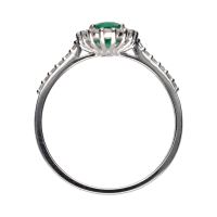 Sortija en oro blanco con esmeralda central y brillantes en orla y brazos. Talla 15.