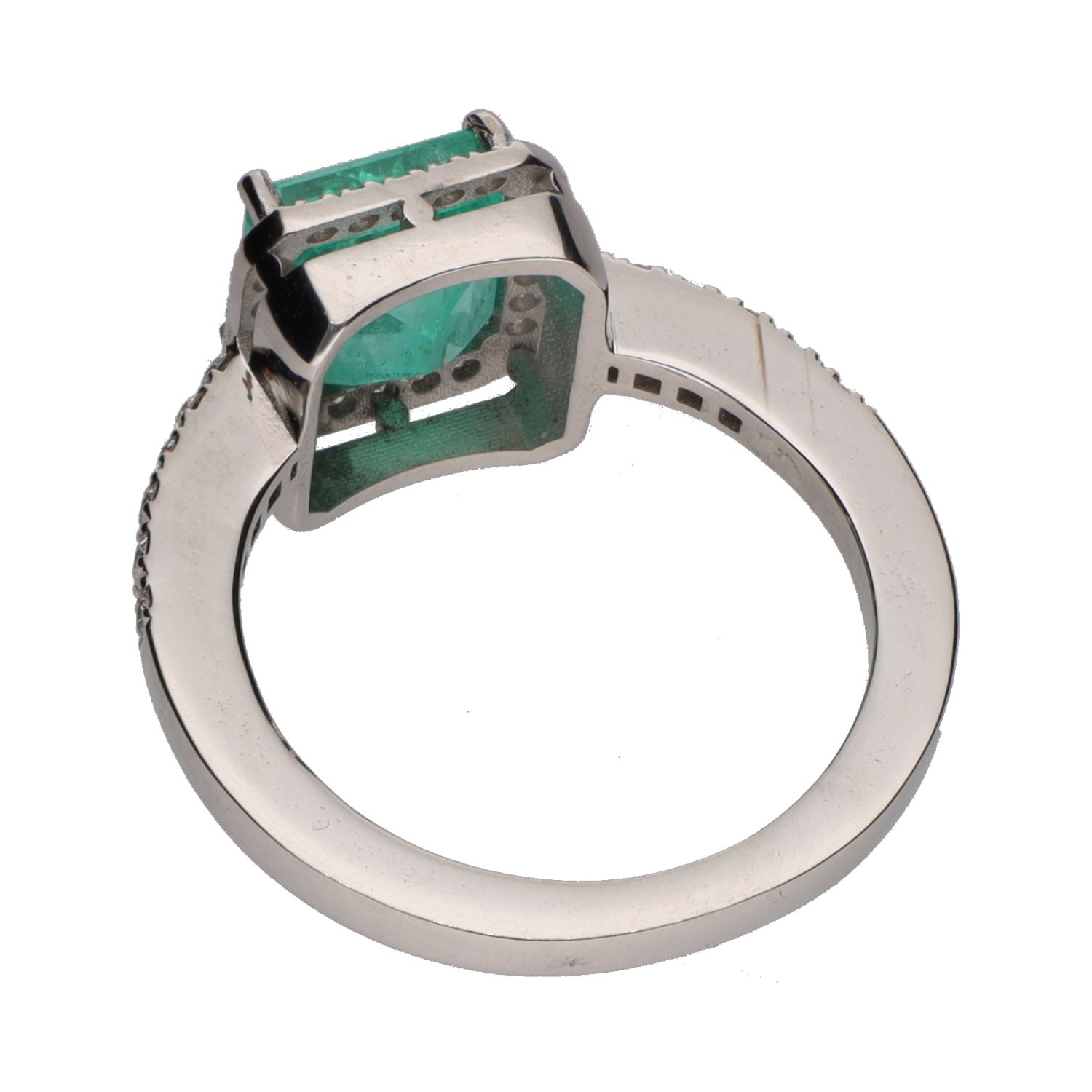 Sortija con esmeralda central y brillantes en orla y brazos. Talla 13.