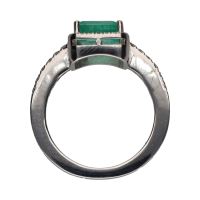 Sortija con esmeralda central y brillantes en orla y brazos. Talla 13.