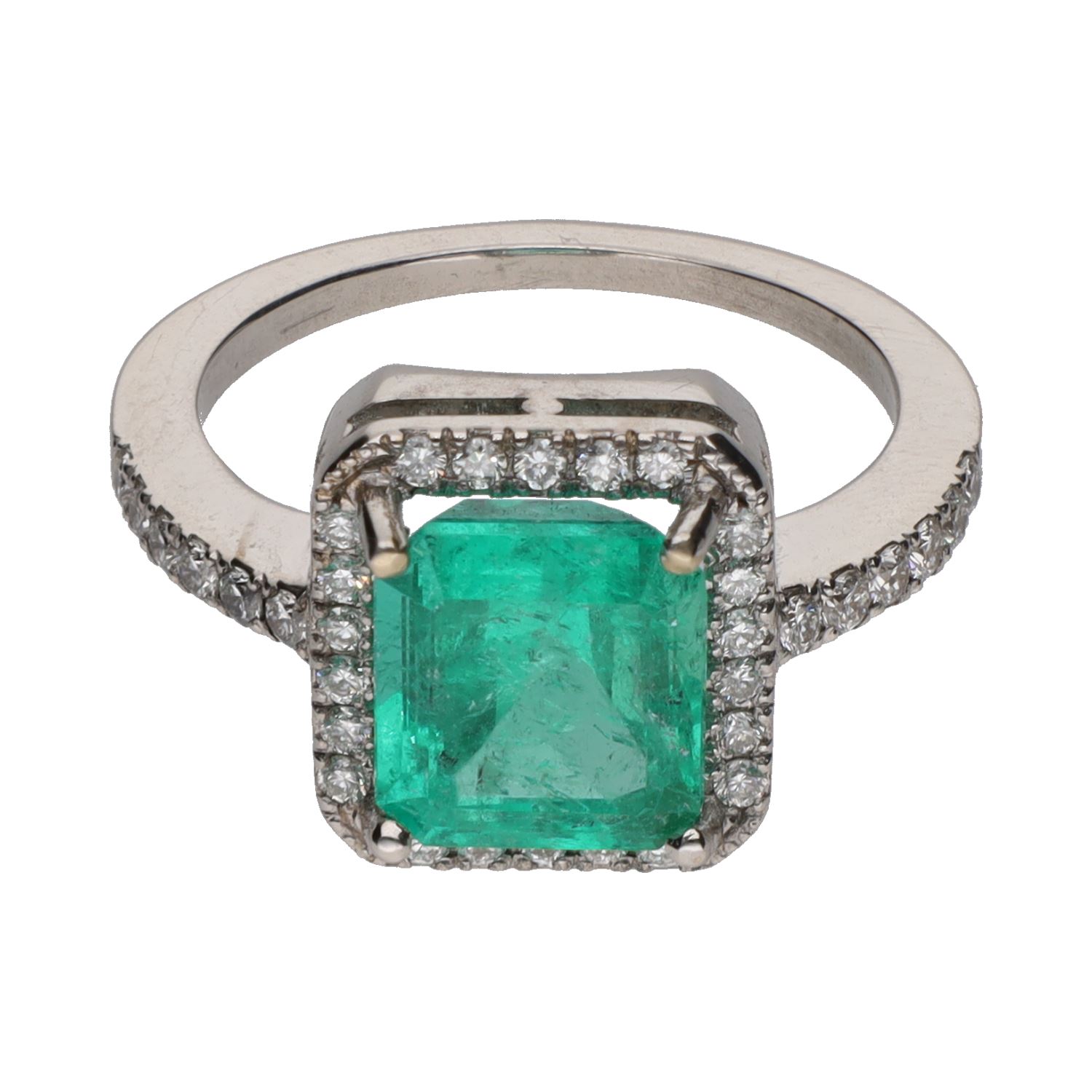 Sortija con esmeralda central y brillantes en orla y brazos. Talla 13.