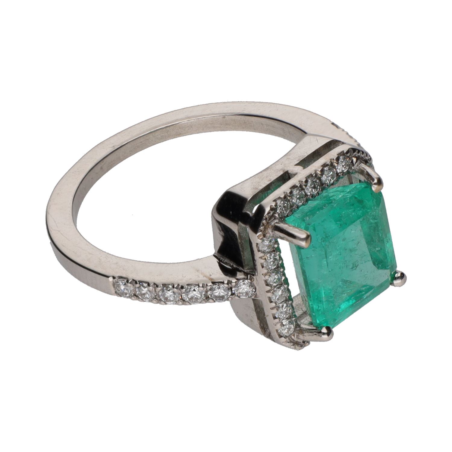 Sortija con esmeralda central y brillantes en orla y brazos. Talla 13.