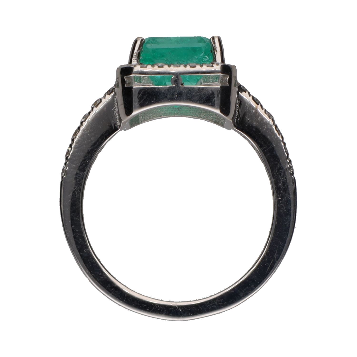 Sortija con esmeralda central y brillantes en orla y brazos. Talla 13.