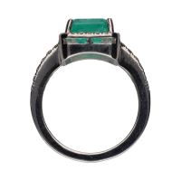 Sortija con esmeralda central y brillantes en orla y brazos. Talla 13.