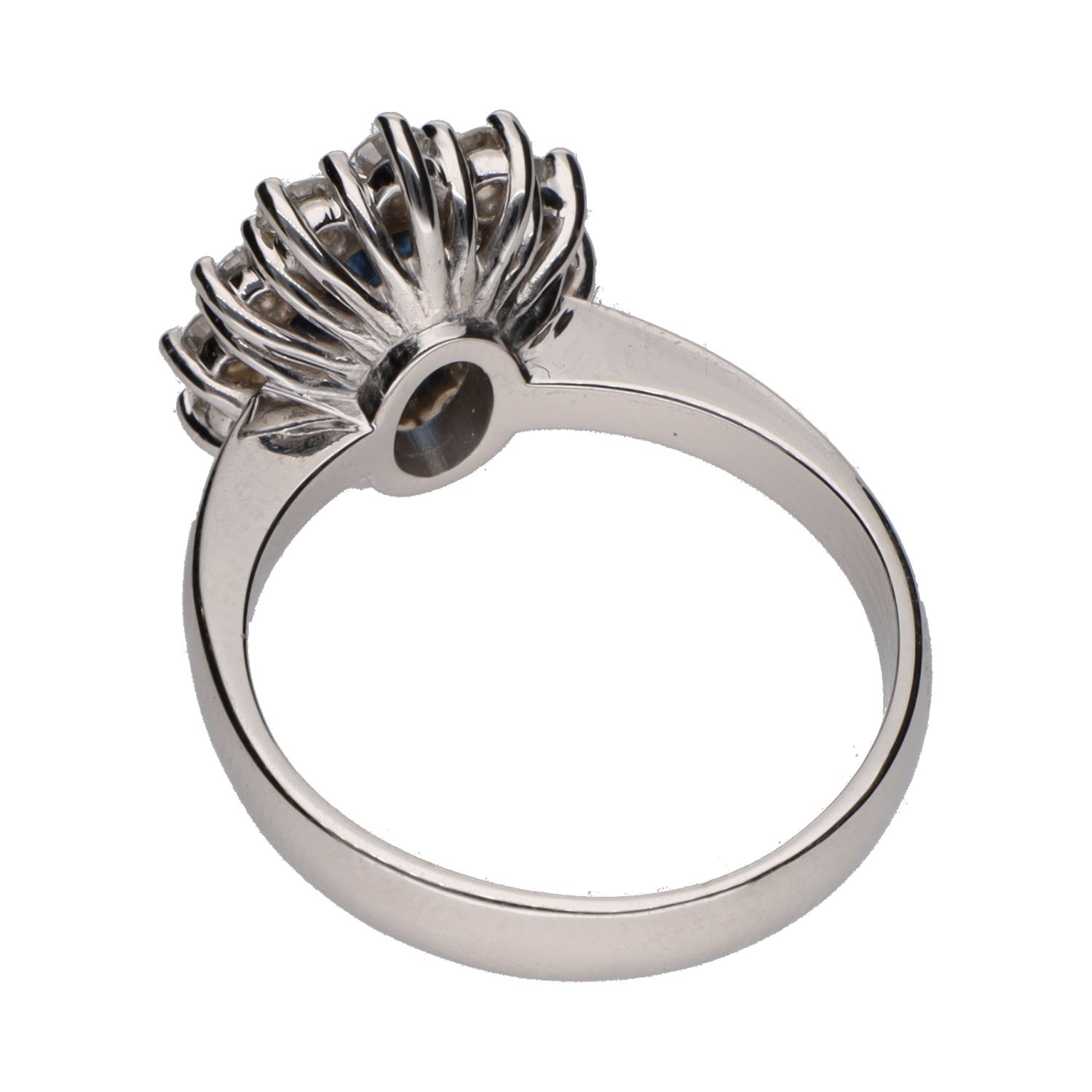 Sortija con zafiro central y brillantes en orla. Talla 14.