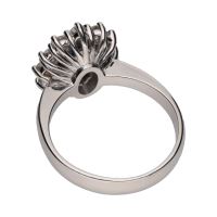 Sortija con zafiro central y brillantes en orla. Talla 14.