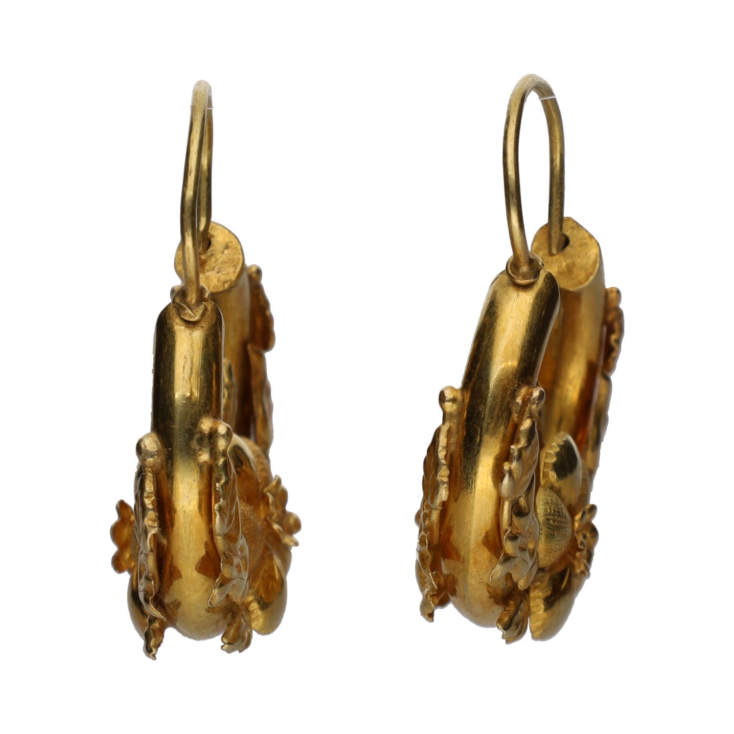 Pendientes florares en oro amarillo.