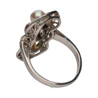 Sortija de principios de siglo xx en oro blanco con perlas y diamantes. Talla 8.
