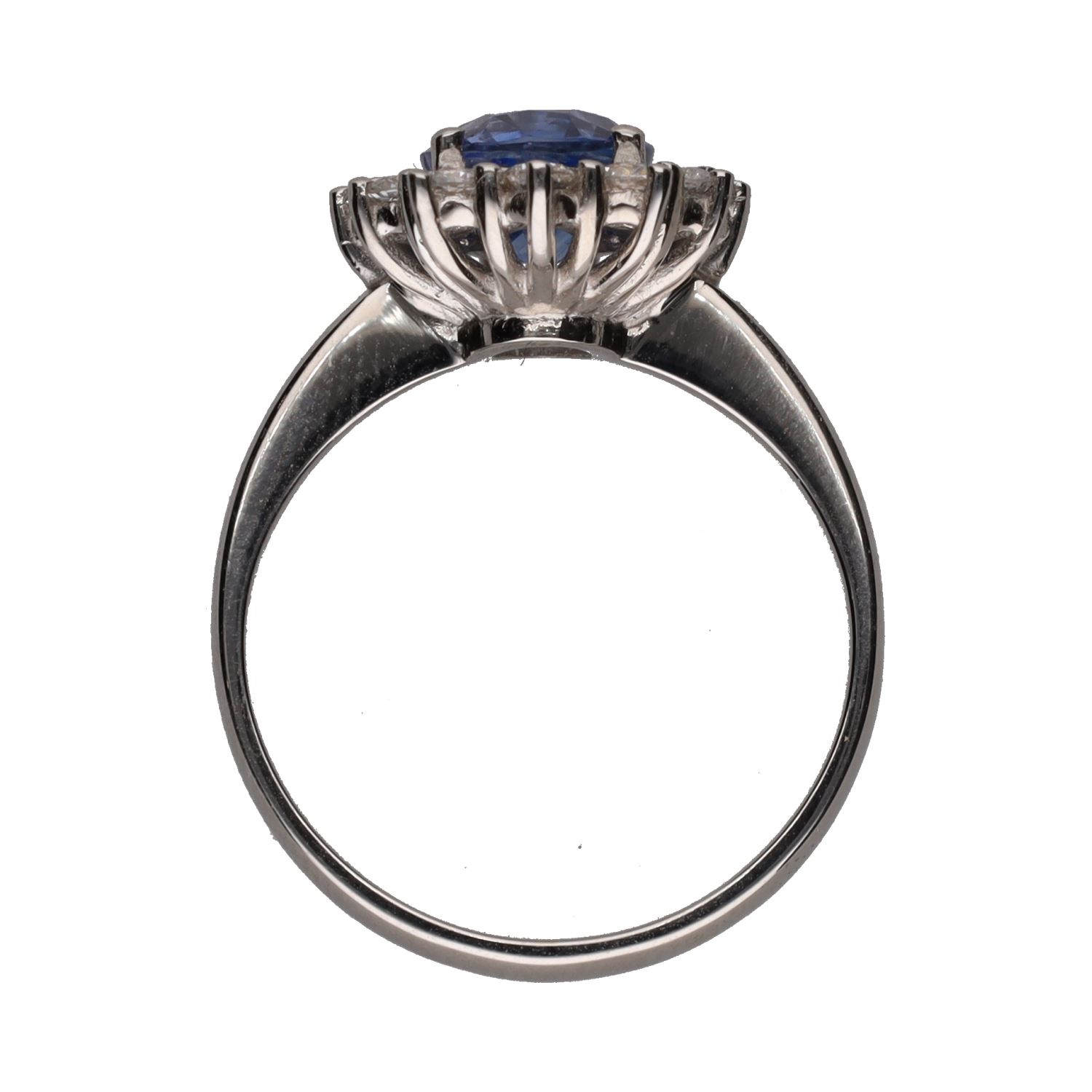 Sortija en oro blanco con zafiro y brillantes. Talla 15.