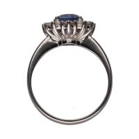 Sortija en oro blanco con zafiro y brillantes. Talla 15.