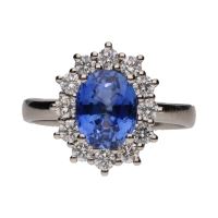 Sortija en oro blanco con zafiro y brillantes. Talla 14.