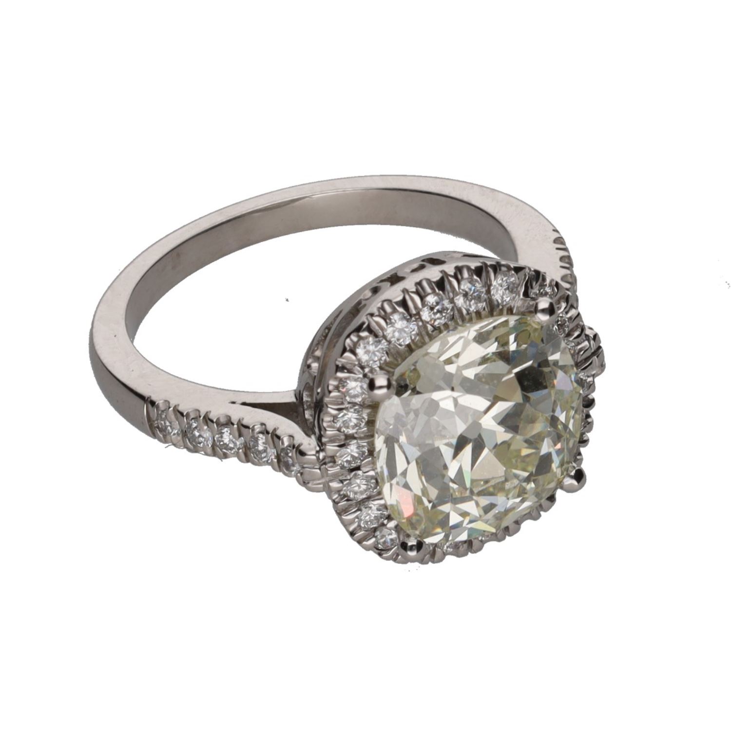 Sortija en platino con brillantes. Talla 12.