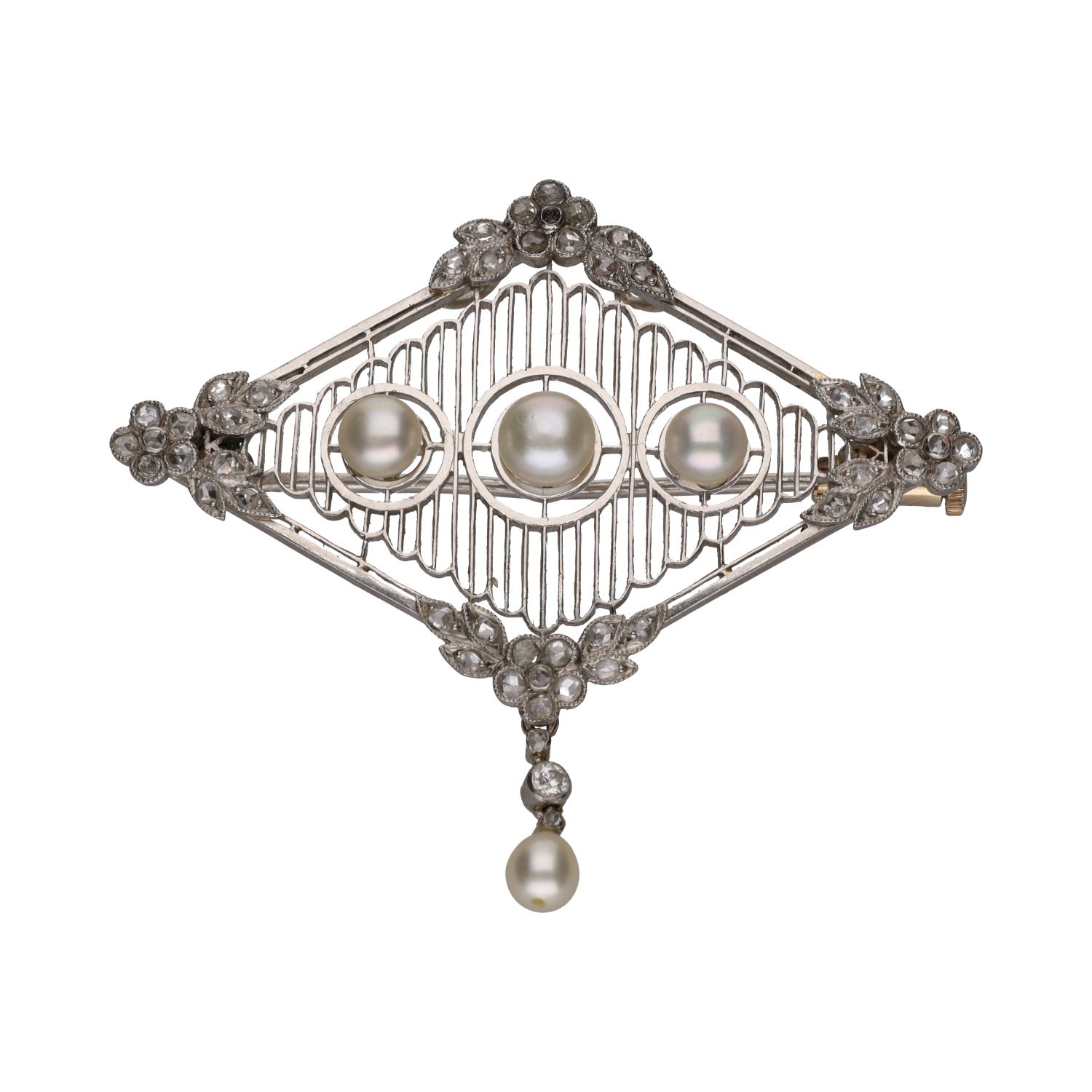 Broche en platino con diamantes y perlas.