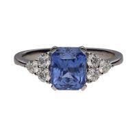 Sortija en oro blanco con zafiros y brillantes. Talla 14.