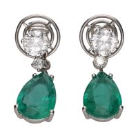 Pendientes largos en oro blanco con esmeraldas y brillantes.