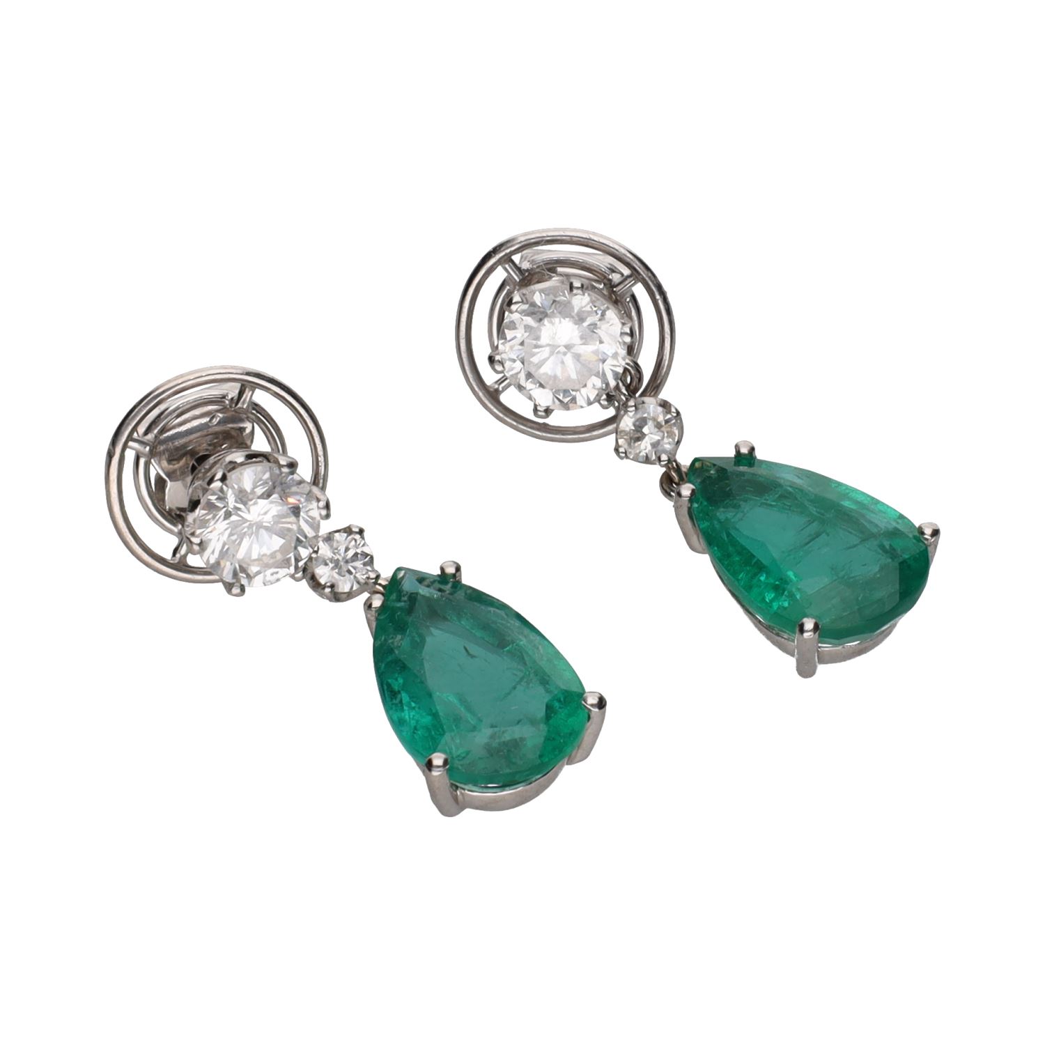 Pendientes largos en oro blanco con esmeraldas y brillantes.