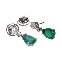 Pendientes largos en oro blanco con esmeraldas y brillantes.
