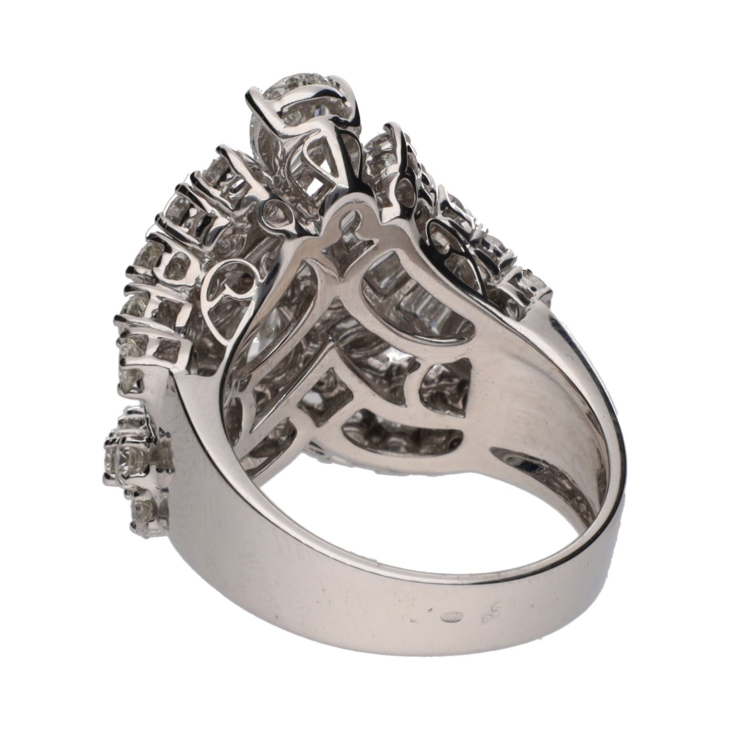 Sortija en oro blanco con diamantes. Talla 17.