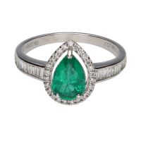 Sortija en oro blanco con esmeralda y diamantes. Talla 15.