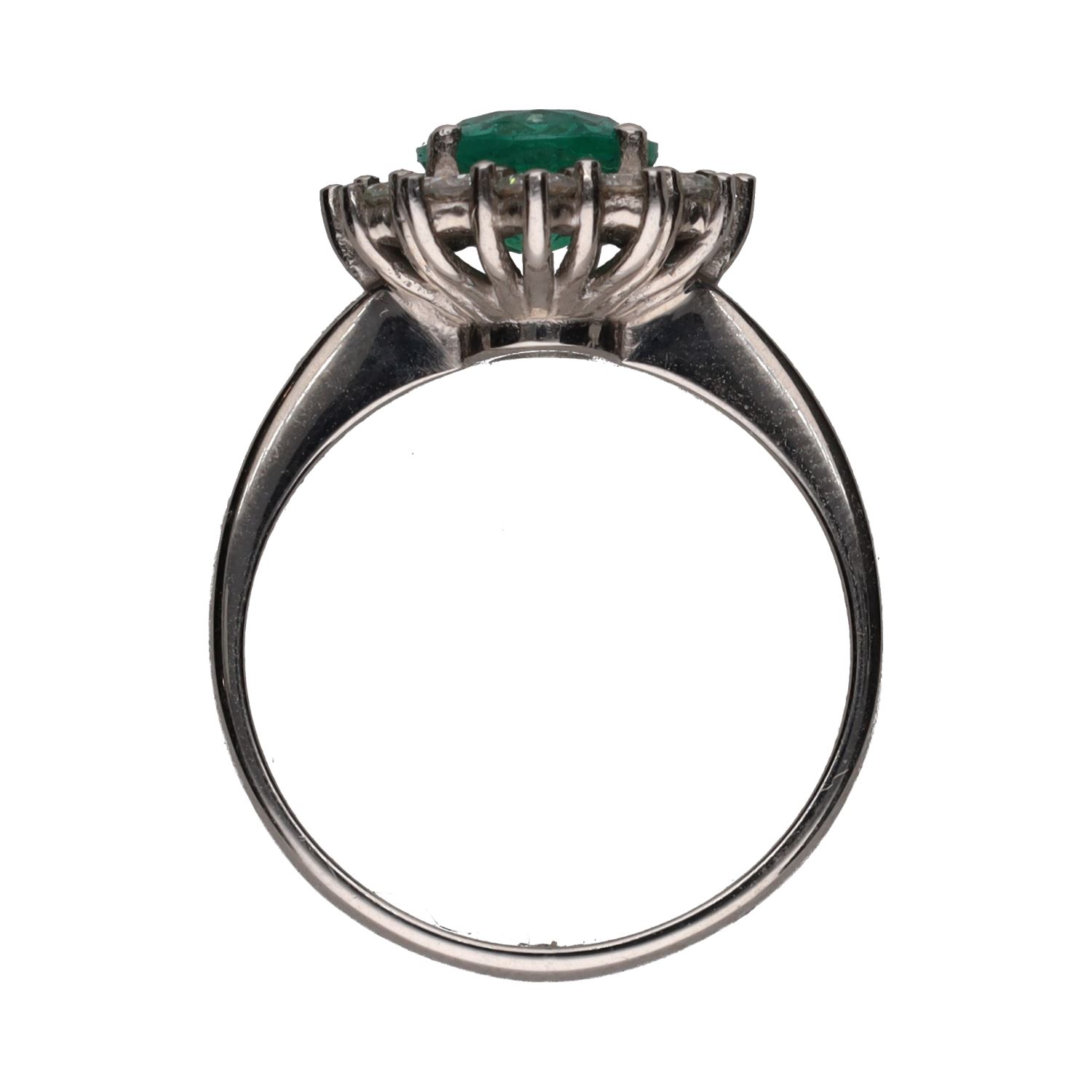 Sortija en oro blanco con esmeralda y orla de brillantes. Talla 14.