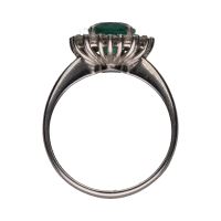 Sortija en oro blanco con esmeralda y orla de brillantes. Talla 15.