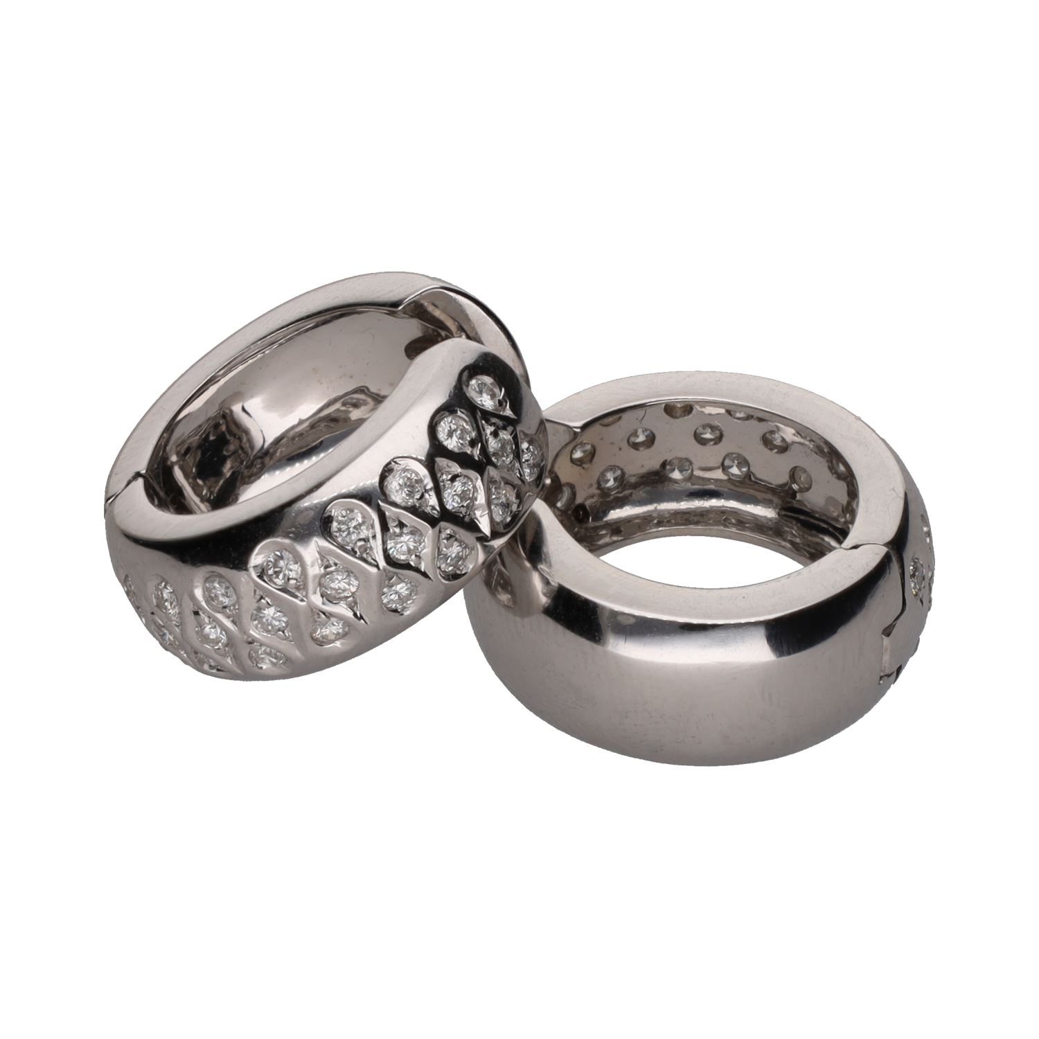 Pendientes argolla ancha en oro blanco con brillantes.