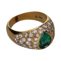 Sortija en oro amarillo con una esmeralda y brillantes. Talla 12.