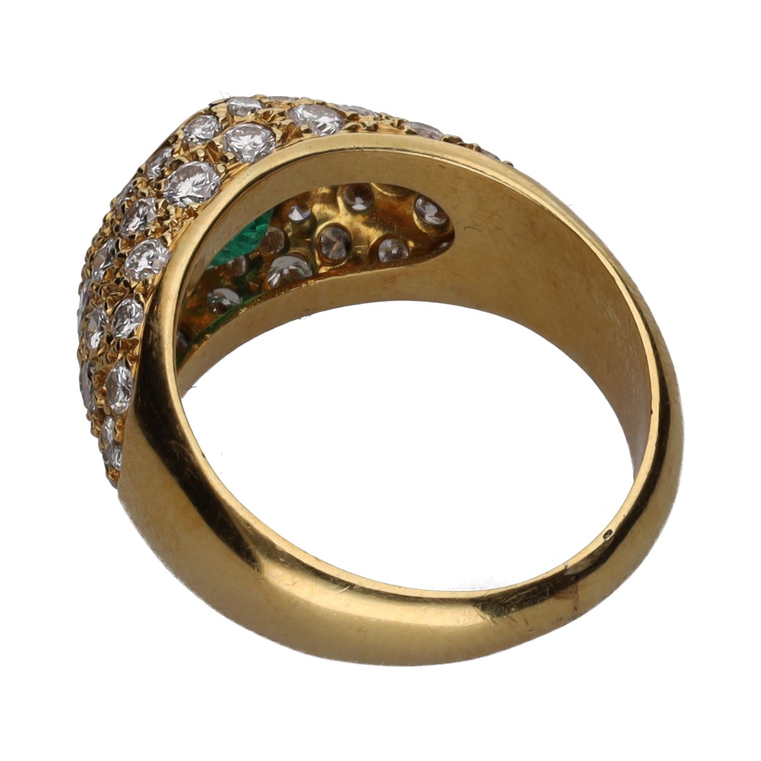 Sortija en oro amarillo con una esmeralda y brillantes. Talla 12.