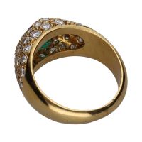 Sortija en oro amarillo con una esmeralda y brillantes. Talla 12.