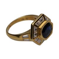 Sortija en oro amarillo con zafiro y baguettes. Talla 13.