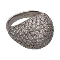 Sortija bombé en oro blanco con cuajado de brillantes. Talla 17.