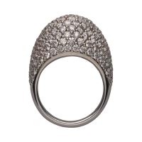 Sortija bombé en oro blanco con cuajado de brillantes. Talla 17.