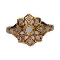 Sortija antigua en oro amarillo con diamantes. Talla 14.