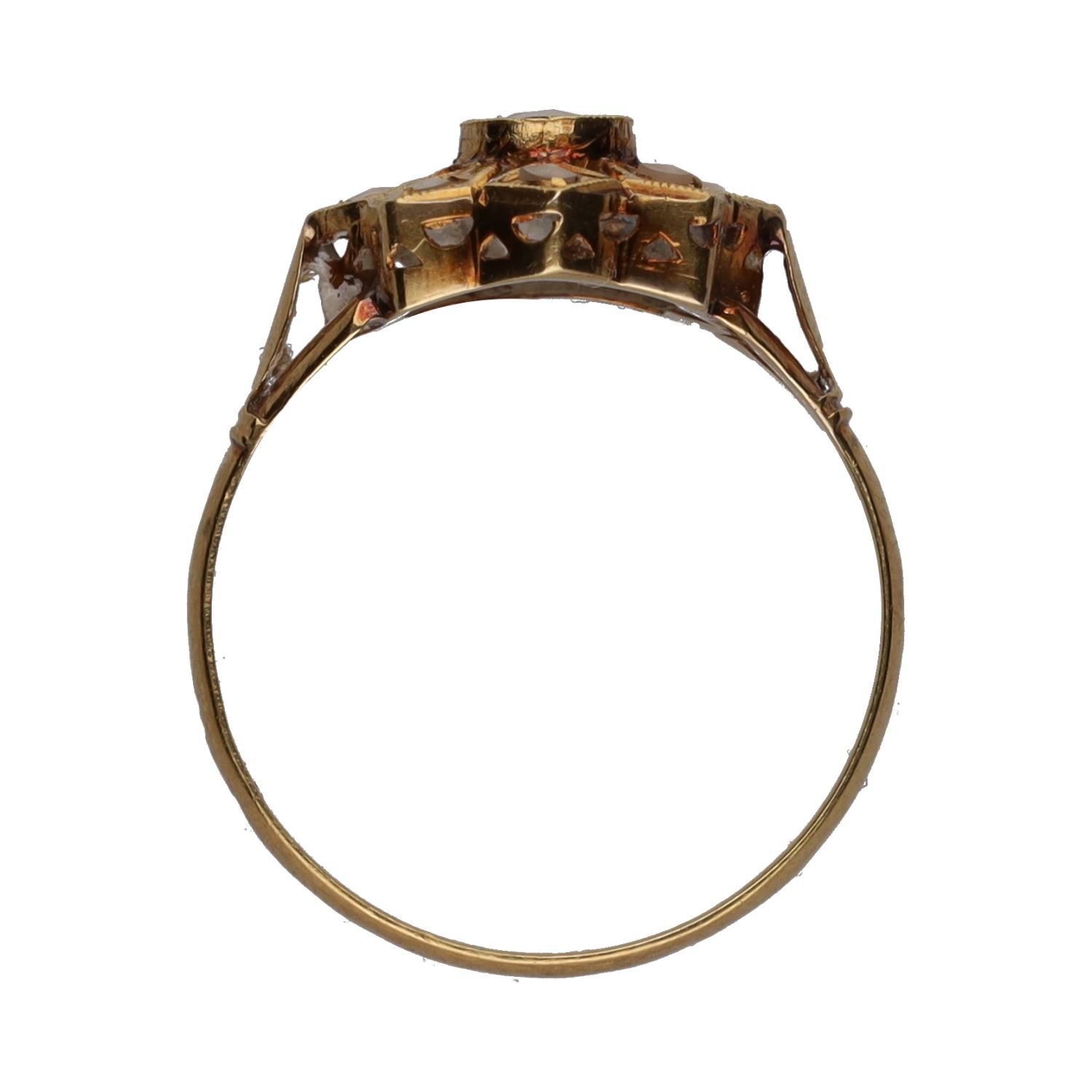 Sortija antigua en oro amarillo con diamantes. Talla 14.