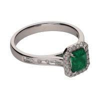 Sortija en oro blanco con esmeralda y brillantes. Talla 14.