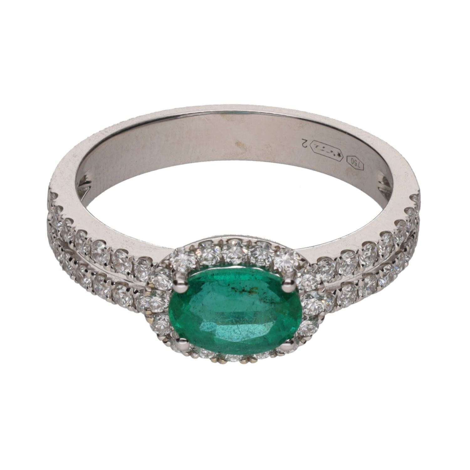 Sortija en oro blanco con esmeralda oval y brillantes. Talla 14.