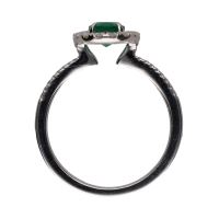 Sortija en oro blanco con esmeralda y orla de brillantes. Talla 14.