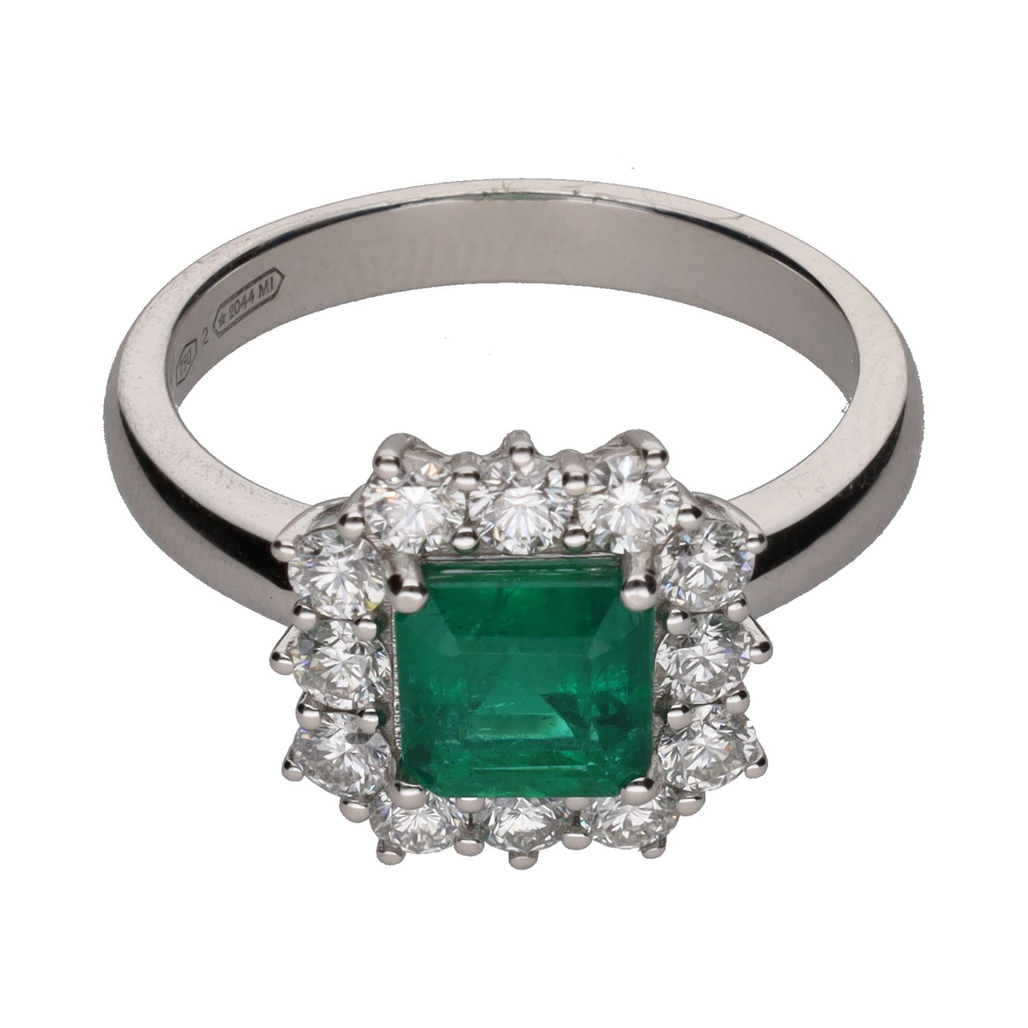 Sortija en oro blanco con esmeralda cuadrada y orla de brillantes . Talla 14.