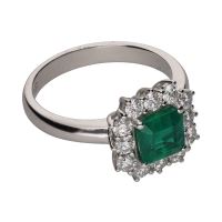 Sortija en oro blanco con esmeralda cuadrada y orla de brillantes . Talla 14.