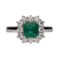 Sortija en oro blanco con esmeralda cuadrada y orla de brillantes . Talla 14.