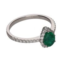 Sortija en oro blanco con esmeralda pera y brillantes. Talla 14.
