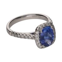 Sortija en oro blanco con un zafiro y brillantes. Talla 14.