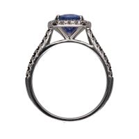 Sortija en oro blanco con un zafiro y brillantes. Talla 14.