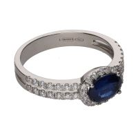 Sortija en oro blanco con un zafiro y brillantes. Talla 14.