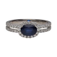 Sortija en oro blanco con un zafiro y brillantes. Talla 14.