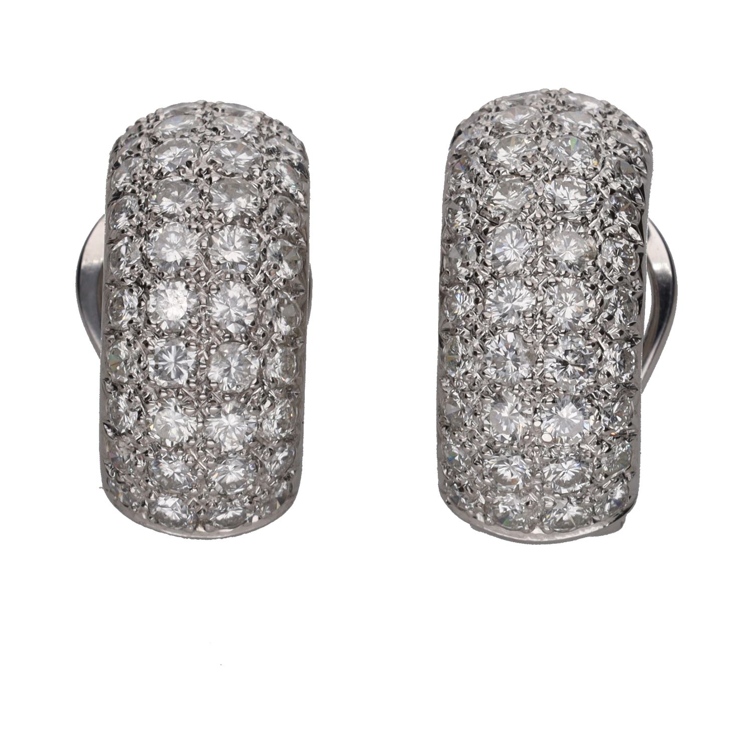 Pendientes en oro blanco con cuajado de brillantes.